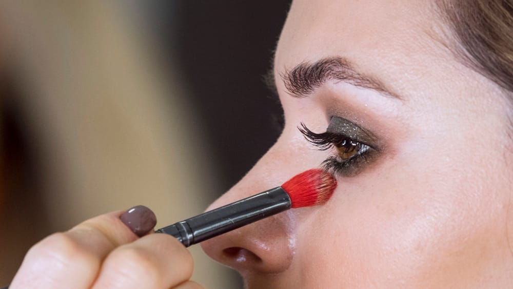 Cum să îți faci un smokey eyes simplu