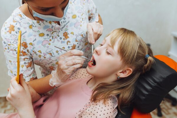 La cât timp trebuie dus copilul la dentist pentru un control de rutină