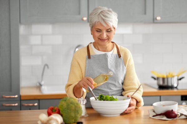 Dieta pentru slăbit după 50 de ani: cum îți adaptezi mesele fără restricții drastice