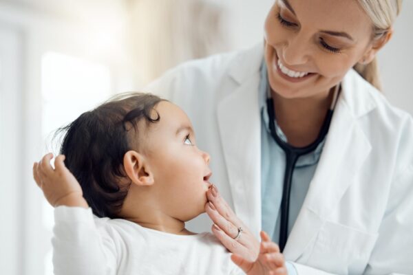 Adenoizii hipertrofici la copii: cum afectează respirația și când e necesară operația