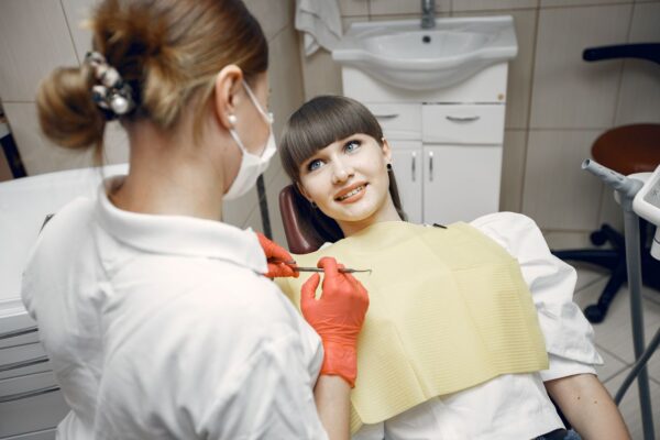 Gust metalic în gură: cauze frecvente și legătura cu sănătatea orală