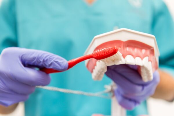 Cum îngrijești implantul dentar pentru a rezista cât mai mult