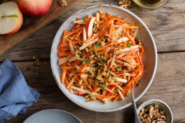 Salată de morcovi cu mere: rețeta crocantă cu dressing de muștar