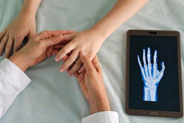 Tratament biologic în reumatologie: ce evaluări se fac înainte