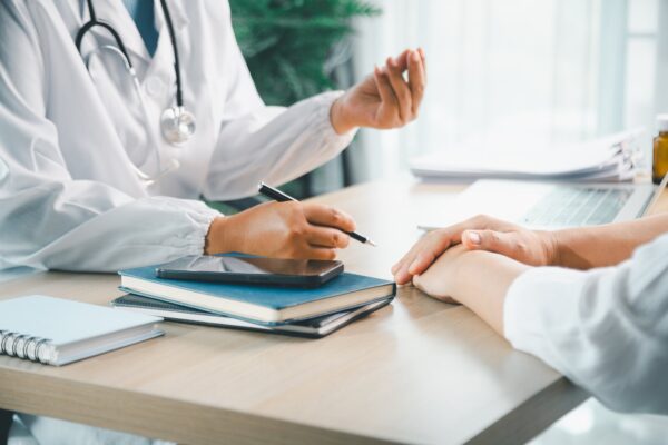 Studiile clinice în oncologie: ce întrebări pui înainte să participi