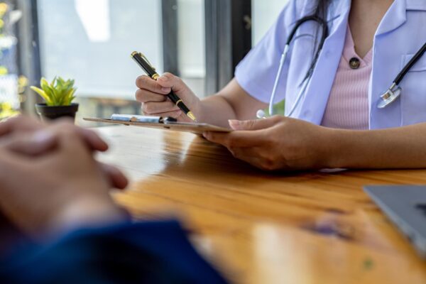 Markeri tumorali crescuți: de ce nu confirmă singuri un cancer