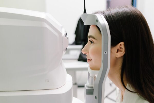 Puncte plutitoare și fulgere luminoase noi: când verifici urgent retina
