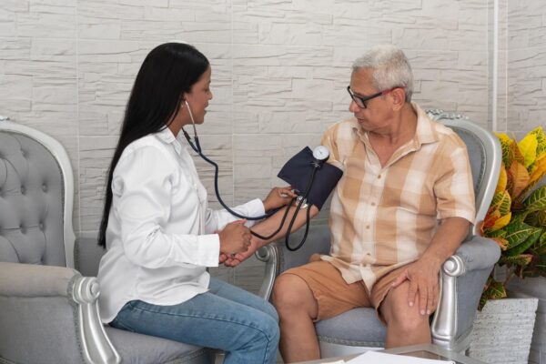 Antiinflamatoare dacă ai hipertensiune și boală renală: ce riscuri discuți