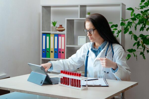 CK crescută: efort muscular sau boală inflamatorie?