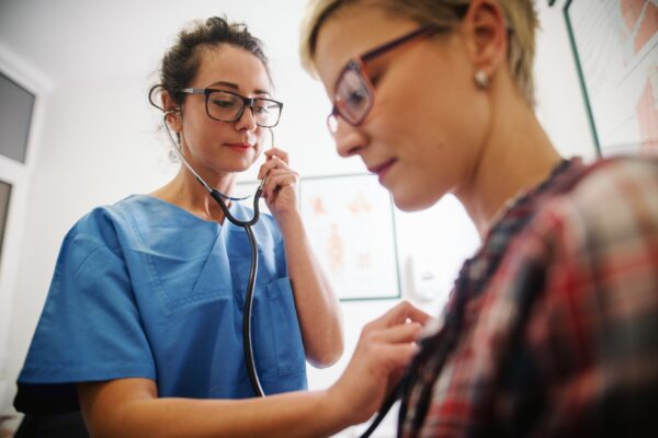 Terapia hormonală la menopauză: cum se cântăresc beneficiile și riscurile