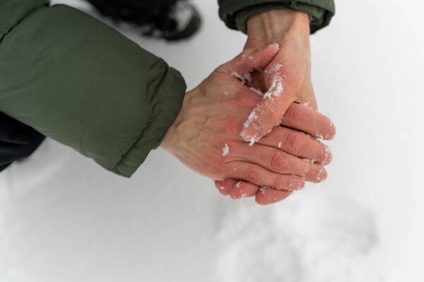 Degete care devin albe sau albastre la frig: ce este fenomenul Raynaud