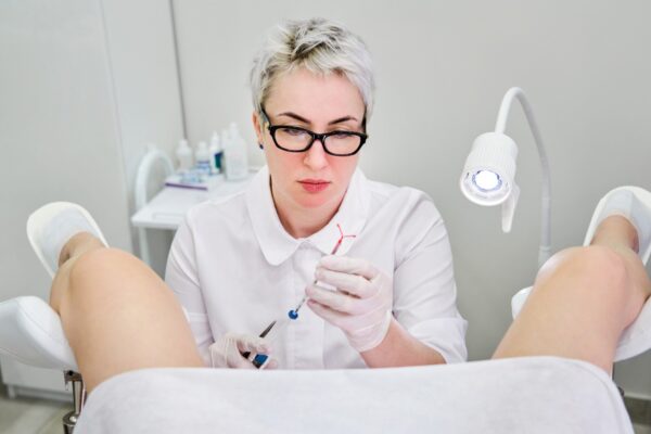 Sterilet hormonal sau cu cupru: cum diferă efectele asupra menstruației