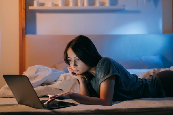 Mai puțin somn și energie neobișnuită: când trebuie evaluată hipomania