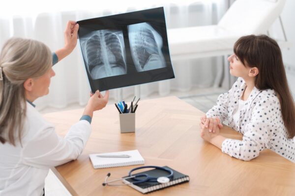 Radiografie pulmonară după pneumonie: de ce nu se repetă identic la toți pacienții