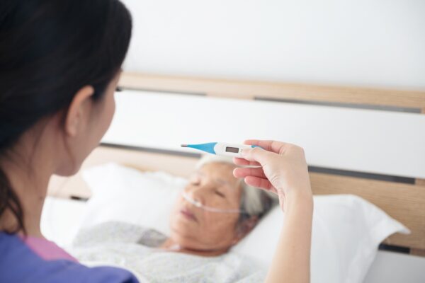 Febră în timpul tratamentului oncologic: de ce nu trebuie amânat contactul medical