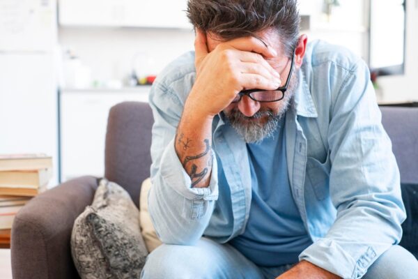 Depresia la bărbați: de ce iritabilitatea poate ascunde suferința
