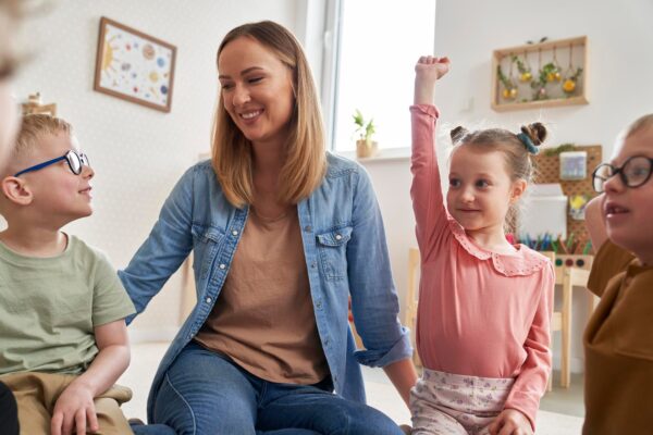 Copil cu alergii la grădiniță: ce informații transmiți personalului