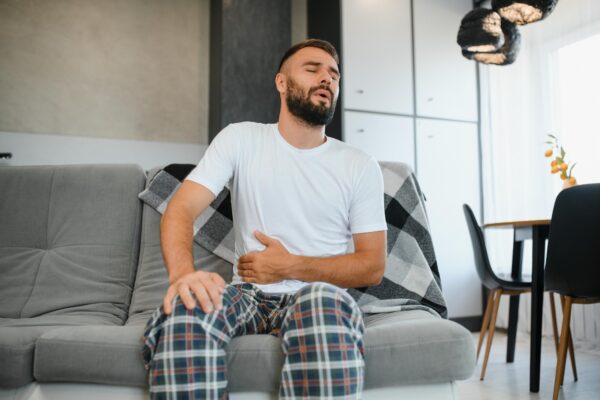 Durere sub coaste în dreapta după masă: când poate fi o urgență