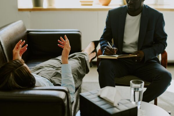 Terapia cognitiv-comportamentală: ce presupune și cum se desfășoară