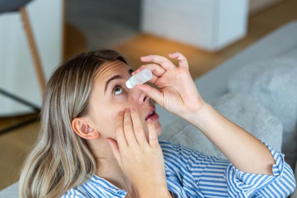 Cum administrezi picăturile de ochi fără să atingi flaconul de gene