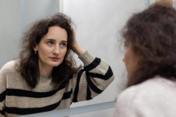 Păr facial în exces la femei: ce cauze hormonale se investighează