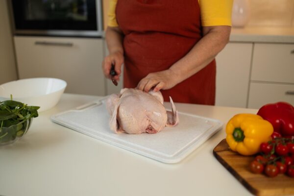 Campylobacter: ce legătură poate avea diareea cu alimentele insuficient preparate