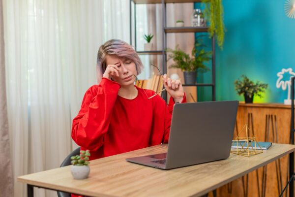 5 sfaturi pentru reducerea oboselii ochilor când lucrezi la calculator