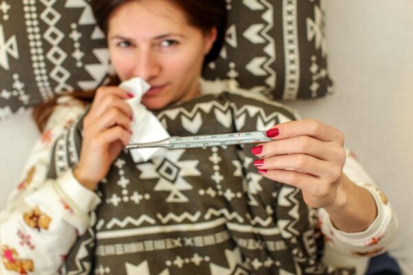 Gripa de sezon: simptome și situații în care trebuie să ceri ajutor medical